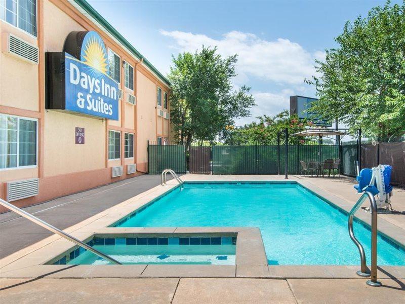 Days Inn & Suites By Wyndham Wichita Exterior photo