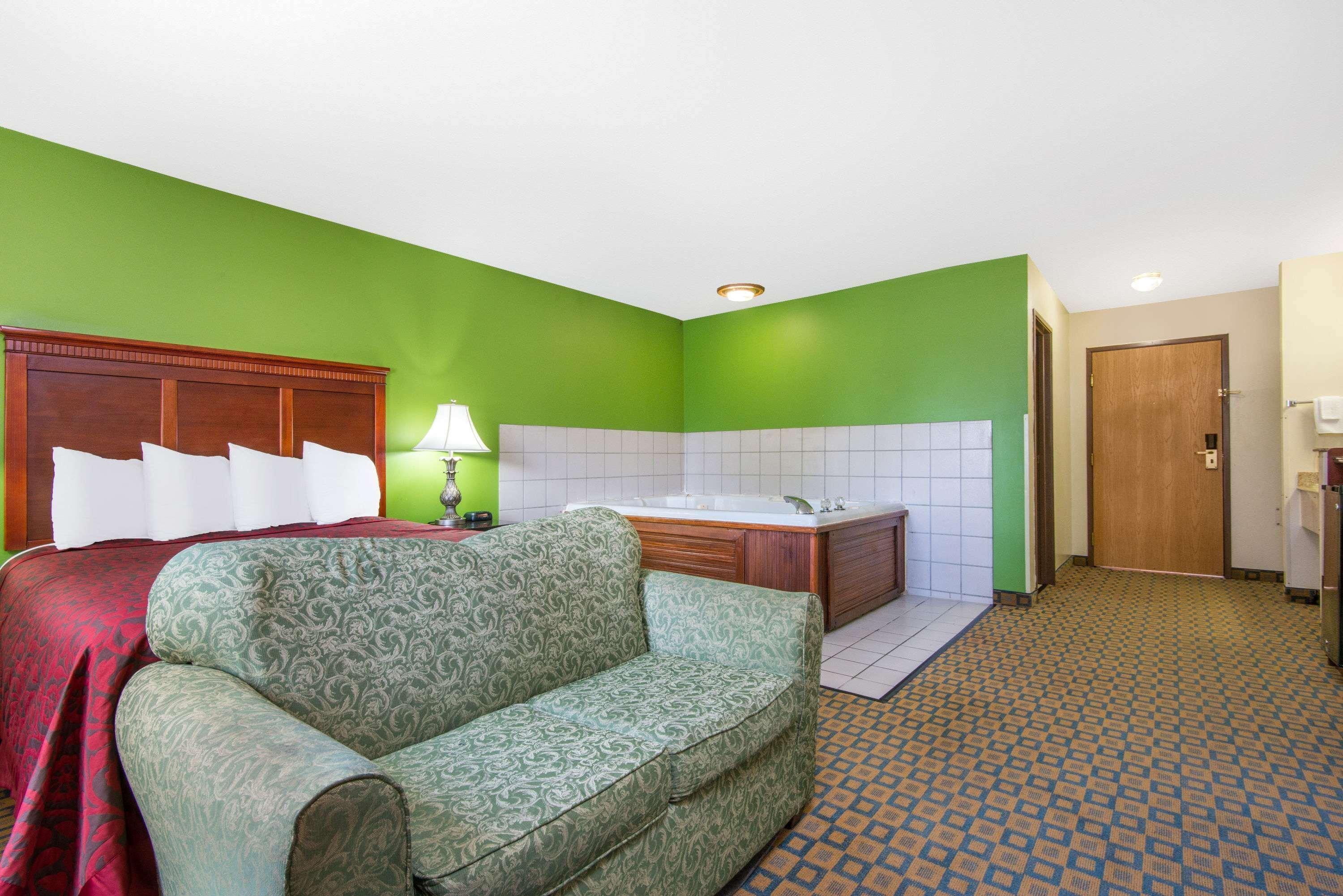 Days Inn & Suites By Wyndham Wichita Exterior photo